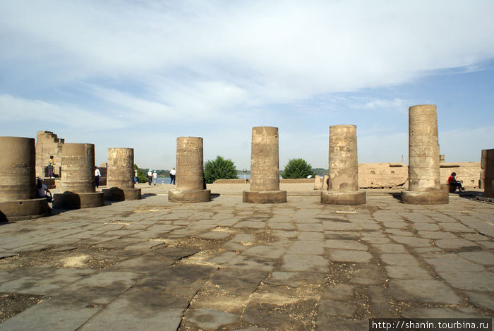 Колонны перед входом в храм Ком-Омбо, Египет