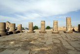 Колонны перед входом в храм
