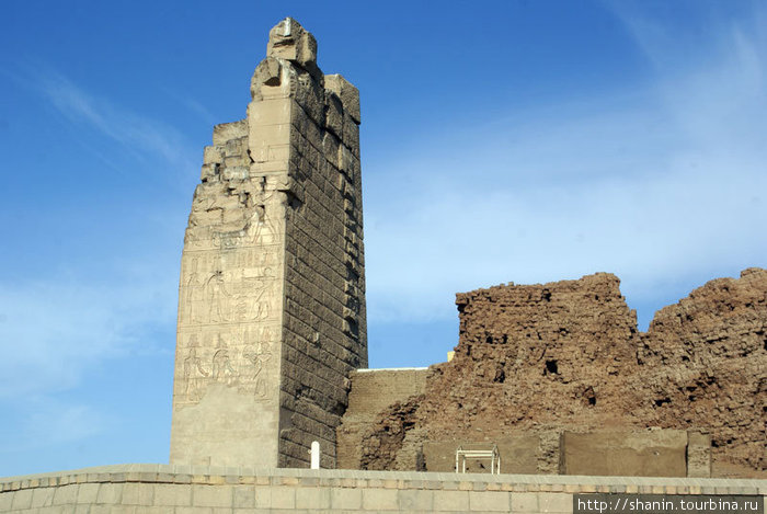 Руины угловой башни Ком-Омбо, Египет