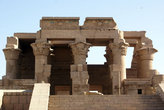 Главный вход — храм стоит лицом к Нилу