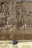 Коврик для молитв Аллаху — перед стеной с изображением древнеегипетских богов — жизнь меняется, но не полностью