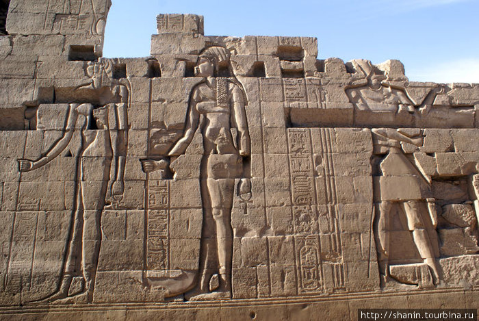 Фигуры на стене храма Ком-Омбо, Египет