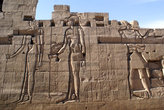Фигуры на стене храма