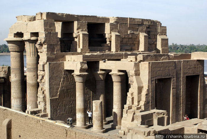 Храм в Ком-Омбо — вид с холма (вход на холм  запрещен — в целях безопасности) Ком-Омбо, Египет