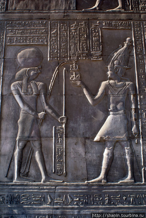 Бог гор и фараон Птолемей XII (при нем храм строили) Ком-Омбо, Египет