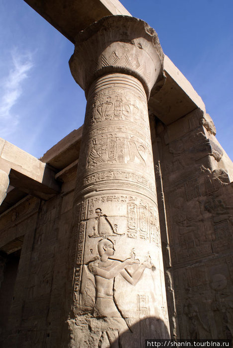 Колонны — в стиле колонн Карнакского храма в Луксоре Ком-Омбо, Египет
