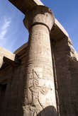 Колонны — в стиле колонн Карнакского храма в Луксоре