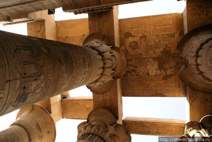 Колонны и потолочные балки Ком-Омбо, Египет