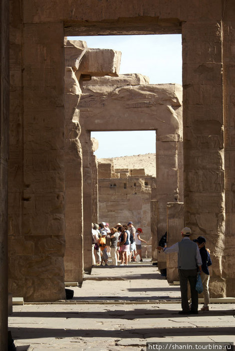Колонны сохранились, а крыши нет Ком-Омбо, Египет