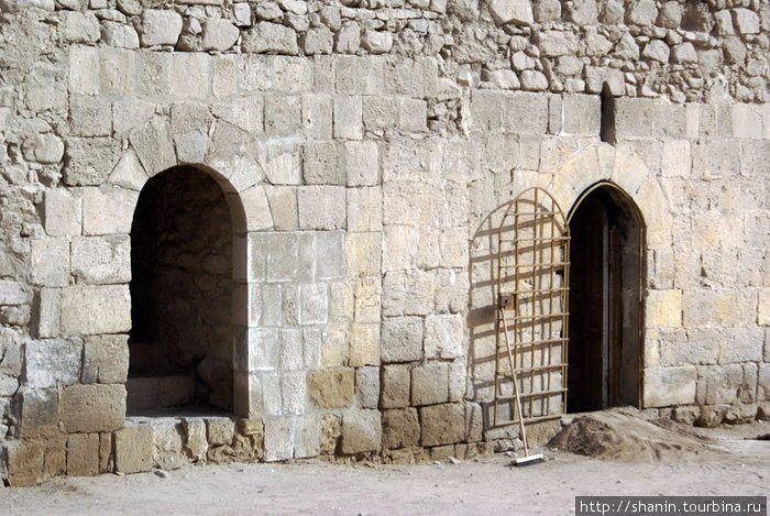 Два входа — на территории форта Акаба, Иордания