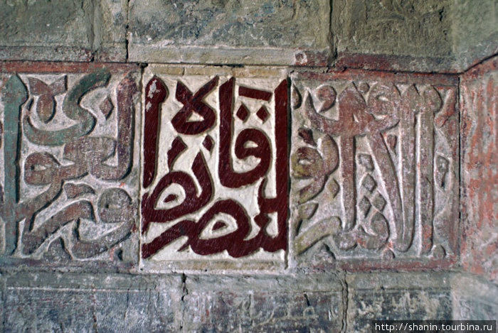 Арабская вязь по камню — на стене у входа в форт Акаба, Иордания