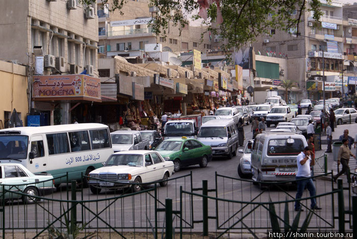 Очень много машин — на одной из центральных улиц Акабы Акаба, Иордания