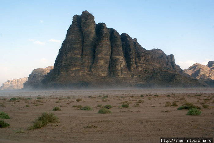 Семь столпов мудрости в предвечернем тумане Пустыня Вади Рам, Иордания