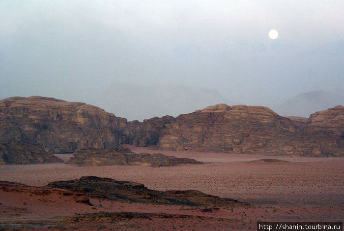 Пустыня Вади-Рум в лунном свете Пустыня Вади Рам, Иордания