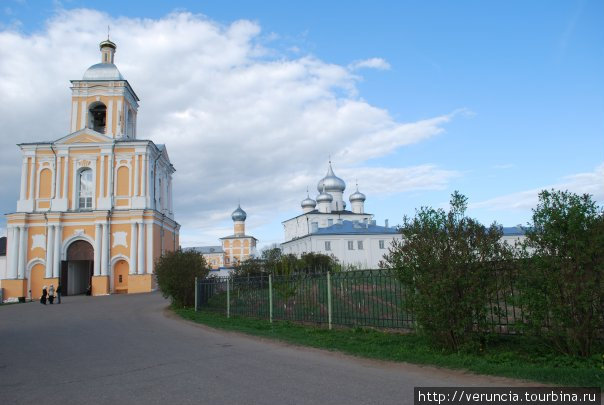 На переднем плане надвратная колокольня, справа Преображенский собор, на заднем плане Варлаамовская трапезная церковь. Великий Новгород, Россия