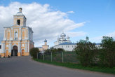 На переднем плане надвратная колокольня, справа Преображенский собор, на заднем плане Варлаамовская трапезная церковь.