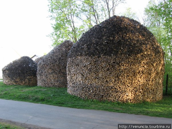 Красиво сложенные дрова. Великий Новгород, Россия