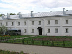 Монастырские корпуса, в советское время здесь распологалась Психбольница. И только в 1995 году помещения вновь были отданы Церкви.