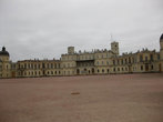 Обширный плац перед парадным фасадом дворца
