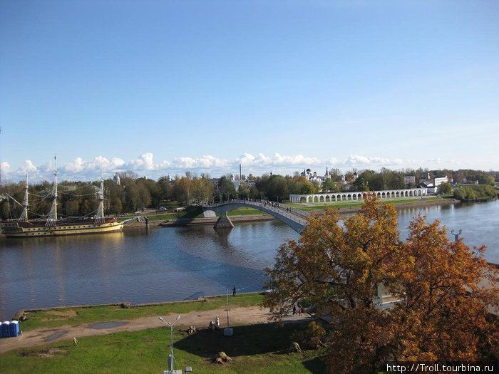 Знаменитый мост, не менее знаменитая галерея, и несколько менее известный парусник новейшего времени. Великий Новгород, Россия