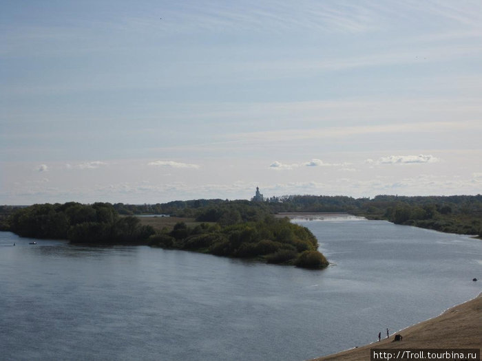 Стрелка между двумя протоками, а вдали угадывается церковь, стоящая на самом берегу Ильмень-озера Великий Новгород, Россия