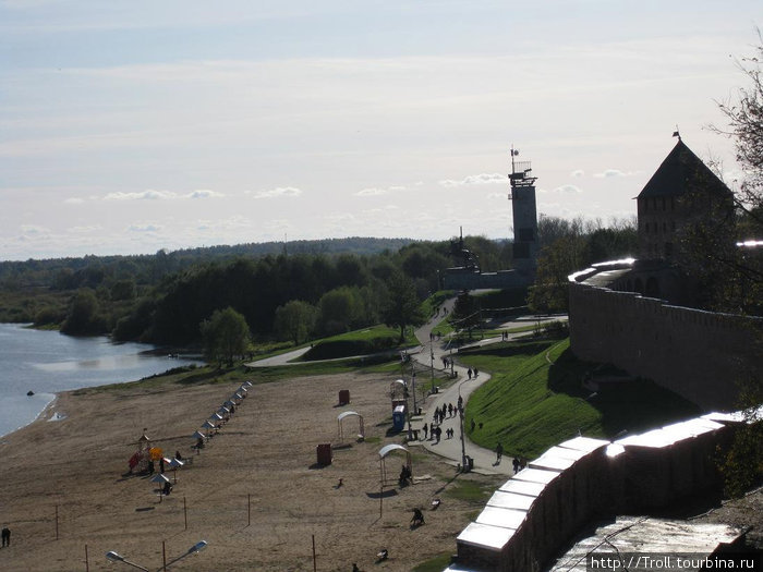 Все в одном — пляж, монумент победе в Великой Отечественной, и старинная крепость Великий Новгород, Россия
