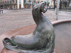 Морской зверь на суше, да еще и устроился на блатном месте в самом центре города!