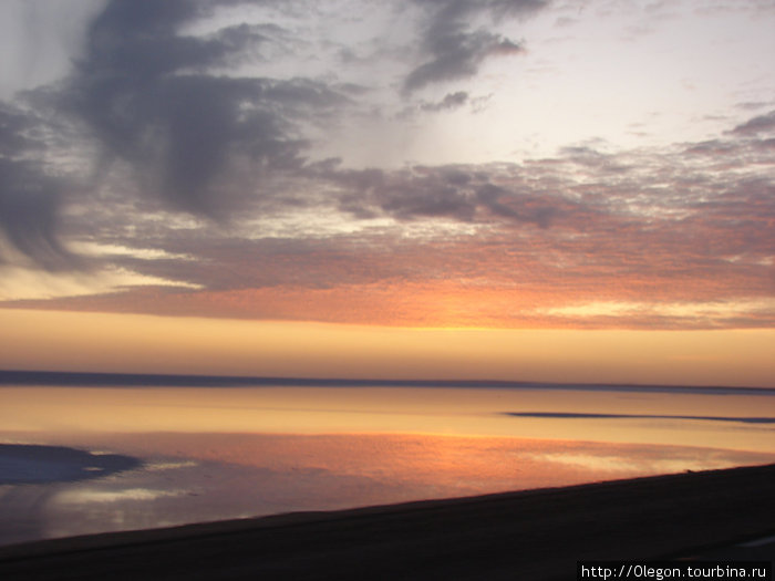 Закат над солянным озером Тунис