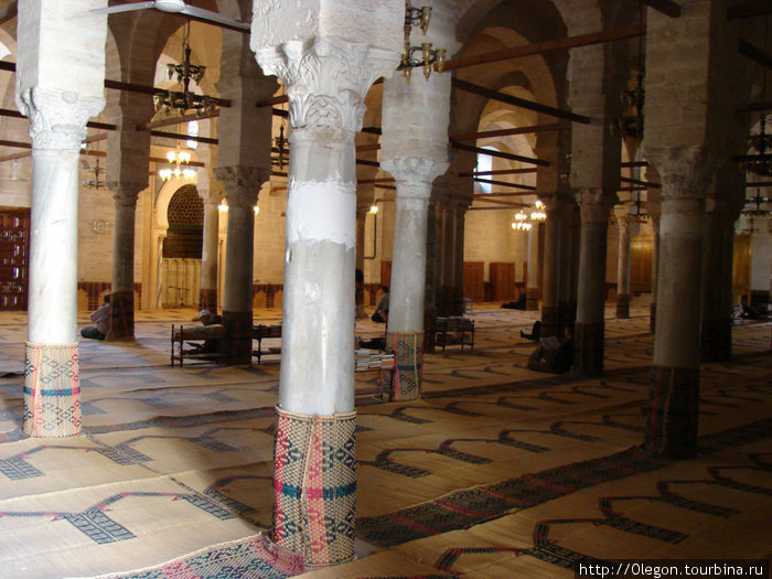 В мечети Тунис
