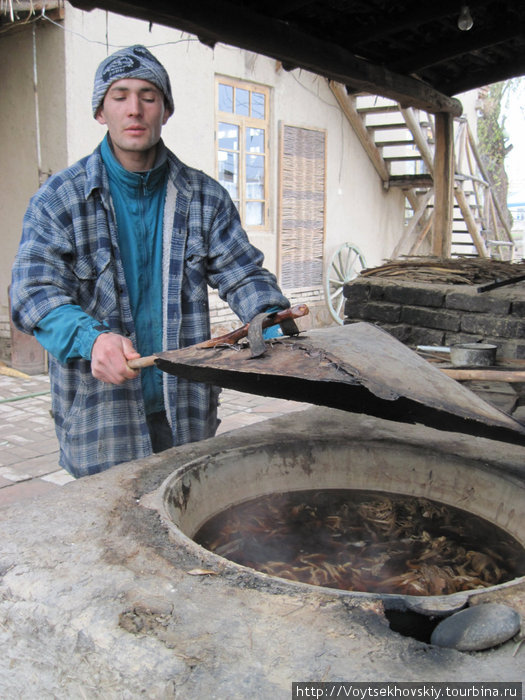 И после сего аппетитного действа — свежесодранная кора варица. В котле. Самарканд, Узбекистан