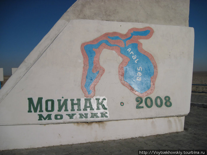 И СТАЛО в 2008..
(на самом деле — кто помнит спутниковый снимок — в 2009 — стало уще хуже. Здесь — море то еще есть...) Нукус, Узбекистан