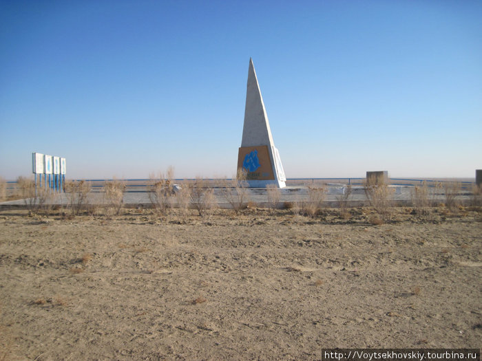 А это — обзорное место. Бывший высокий берег. Нукус, Узбекистан