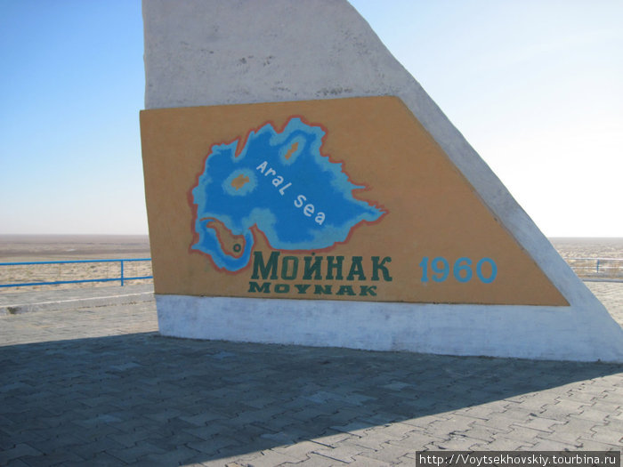 на обелиске — две символичные карты. 
Поселок Муйнак — БЫЛО в 1960 году.. Нукус, Узбекистан