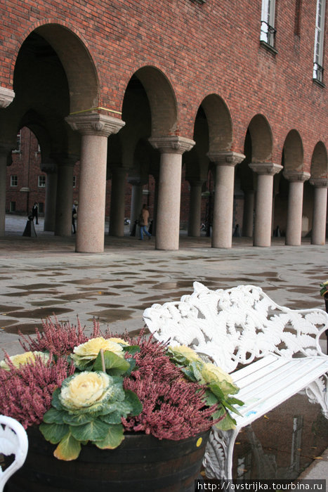 скамейка и цветы перед зданием Ратуши Стокгольм, Швеция