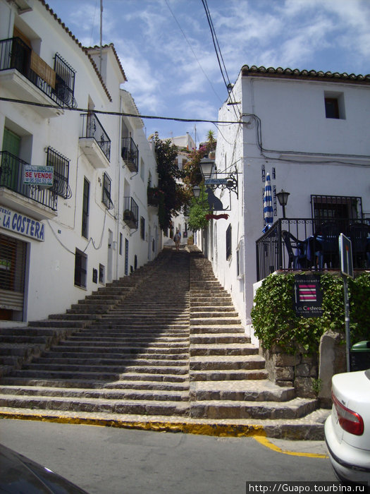 Эта лестница ведет в старый город,расположенный на холме Альтеа, Испания