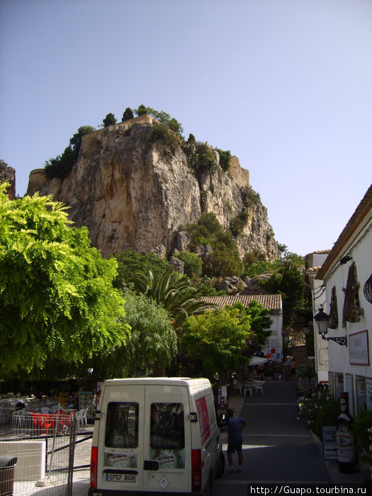 Вот на этой скале и находиться крепость,а внизу жилой городок: рынок,небольшие кафе,стоянка автомобилей Гуадалест, Испания