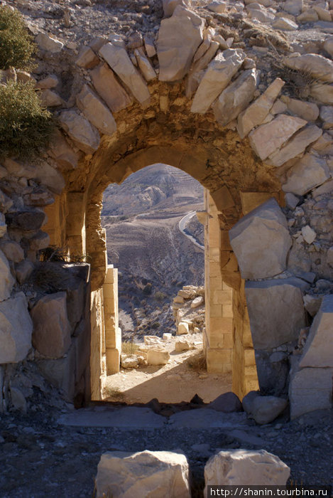 Вид через арочное окно из замка Шобак, Иордания