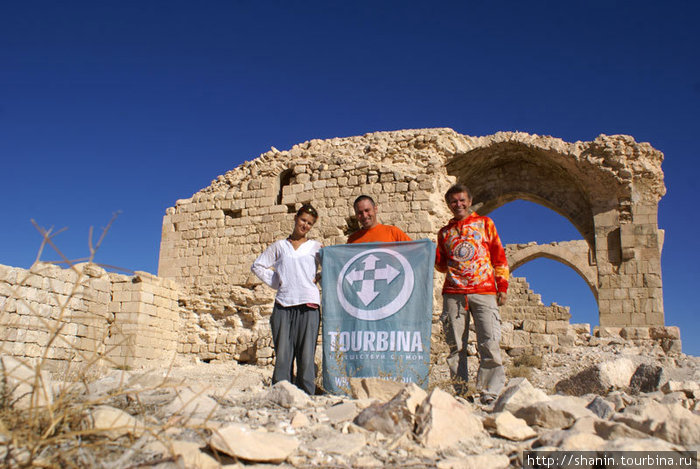 Участники кругосветки Мир без виз на руинах замка Монт Реалис Шобак, Иордания