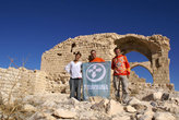 Участники кругосветки Мир без виз на руинах замка Монт Реалис