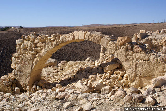 Арочный вход в разрушенное здание Шобак, Иордания