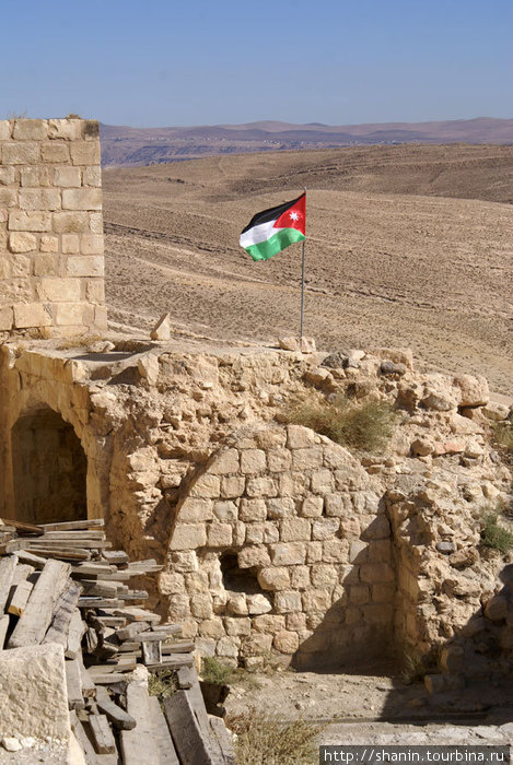Иорданский флаг над руинами замка Монт Реалис