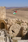 Иорданский флаг над руинами замка Монт Реалис