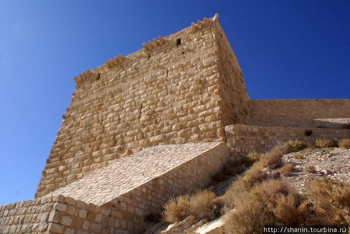 Угловая башня прекрасно отреставрирована Шобак, Иордания