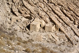 Каменные дома и каменистый склон