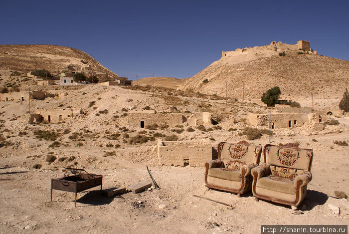 Два кресла — фотографироваться на фоне замка Шобак, Иордания