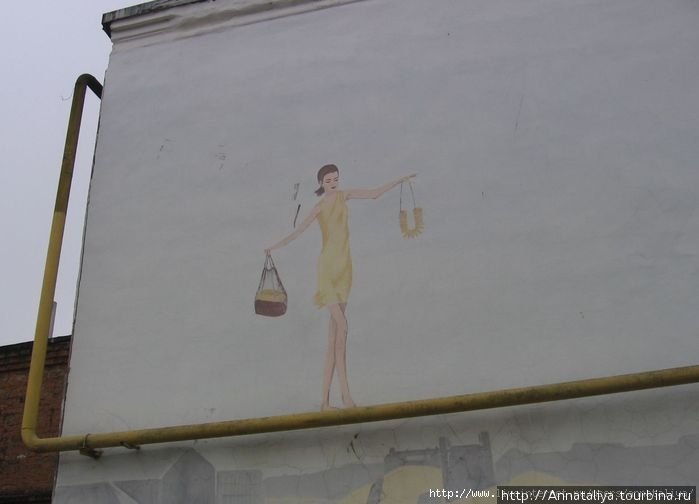 Или вот. Чем не оригинально? Картина на стене промышленного здания. Боровск, Россия