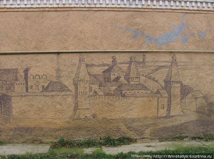 Но есть и более серьезные сюжеты. Например, это панно с изображением старого Пафнутьев-Боровского мужского монастыря — на стене историко-краеведческого музея. Боровск, Россия