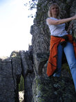 Прыгать по таганайским камням доступно всем, даже безо всякой альпинистской или горной подготовки. Что, конечно, не отменяет необходимость смотреть под ноги )