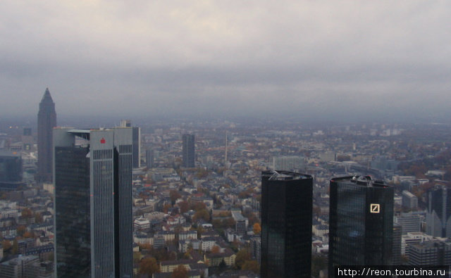 Панорама с крыши 200-метровой башни Майн Тауэр Франкфурт-на-Майне, Германия
