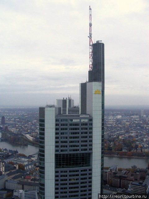Коммерцбанк-Тауэр — самый высокий небоскреб Франкфурта (259 м, с антенной — почти 300 м). С 1997 до постройки московских небоскребов Триумф-Палас и зданий Москвы-Сити был самым высоким зданием Европы Франкфурт-на-Майне, Германия